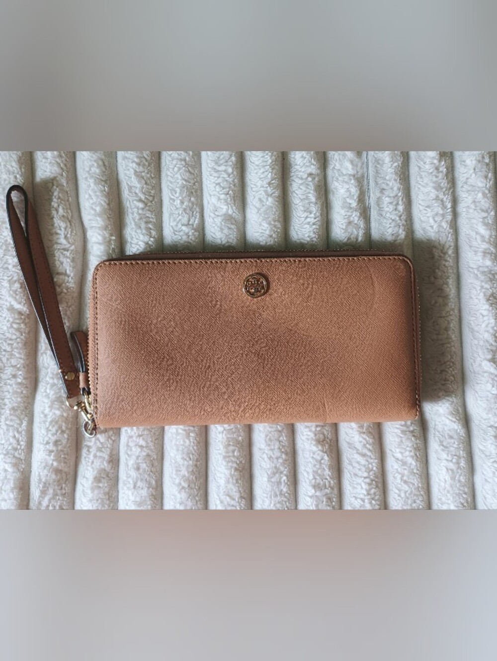 Tory Burch Robinson Colorblock Zip Continental Wallet Tan Navy Leather Wristlet